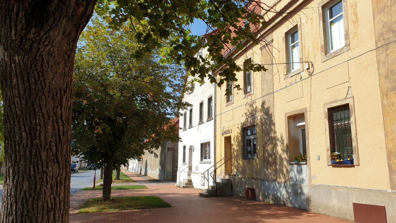 Altes Gutshausgebäude Straßenansicht